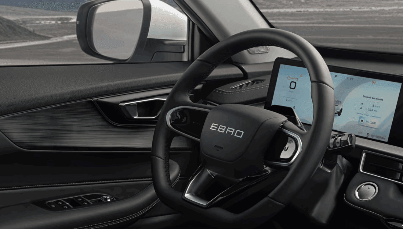 Habitáculo del EBRO S400 diseñado para confort y conectividad en cada trayecto