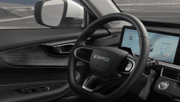 Habitáculo del EBRO S400 diseñado para confort y conectividad en cada trayecto