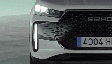 Iluminación delantera del EBRO S400 que refuerza la identidad del SUV híbrido