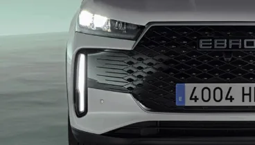 Iluminación delantera del EBRO S400 que refuerza la identidad del SUV híbrido