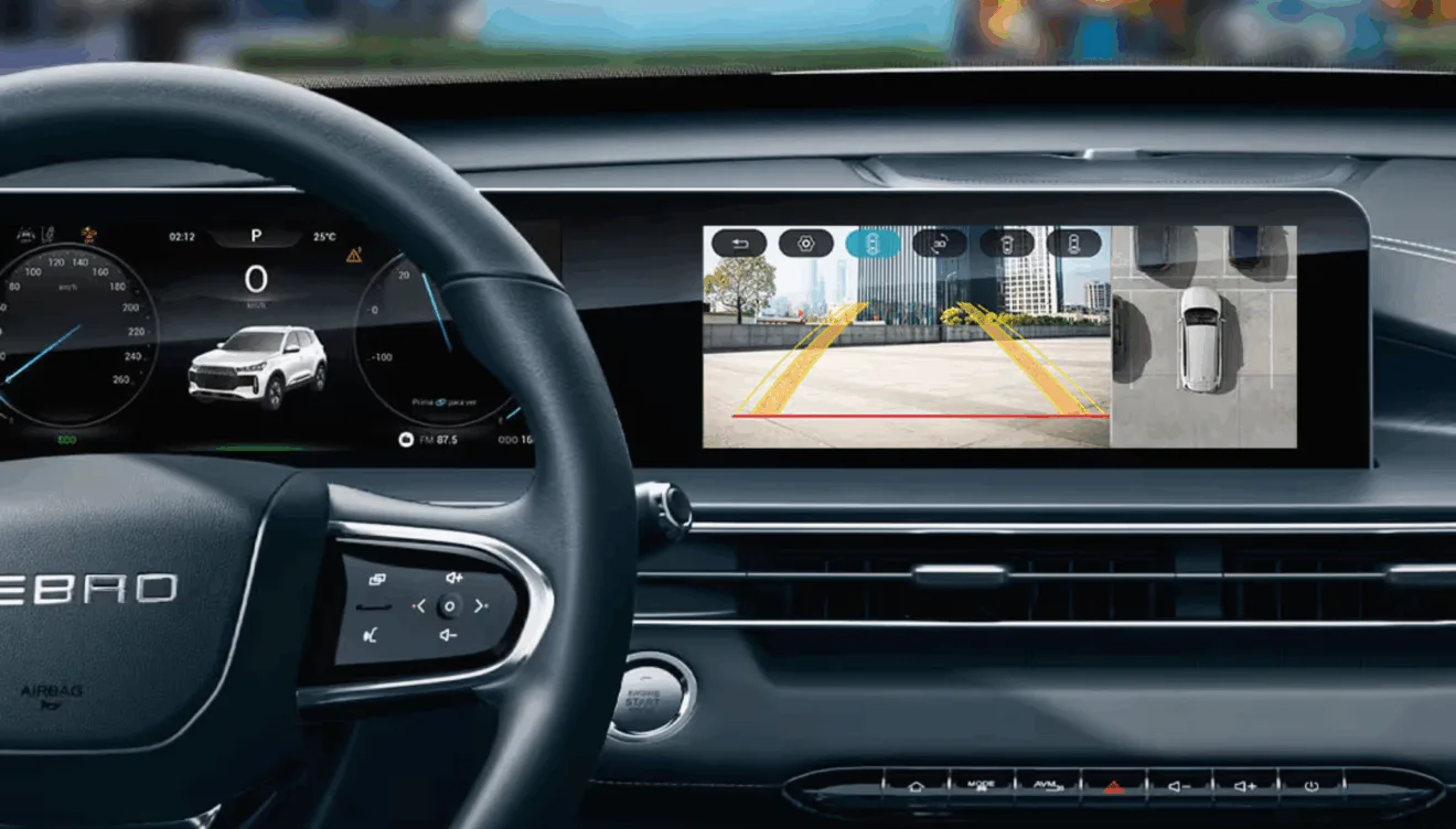 Interior del EBRO S400 con pantallas digitales y climatización de doble zona