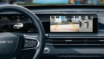 Interior del EBRO S400 con pantallas digitales y climatización de doble zona