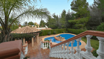 Jardín mediterráneo rodeado de naturaleza y privacidad