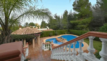 Jardín mediterráneo rodeado de naturaleza y privacidad