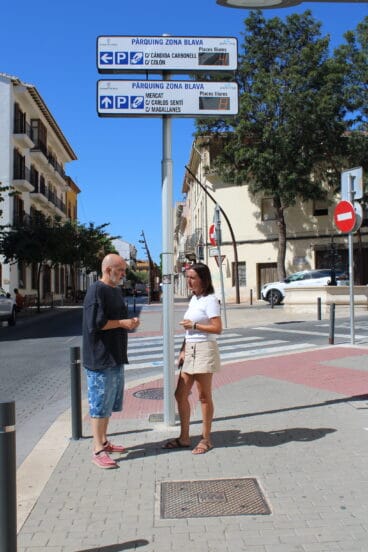 Javier Scotto y María José García junto al panel informativo de aparcamiento de Dénia