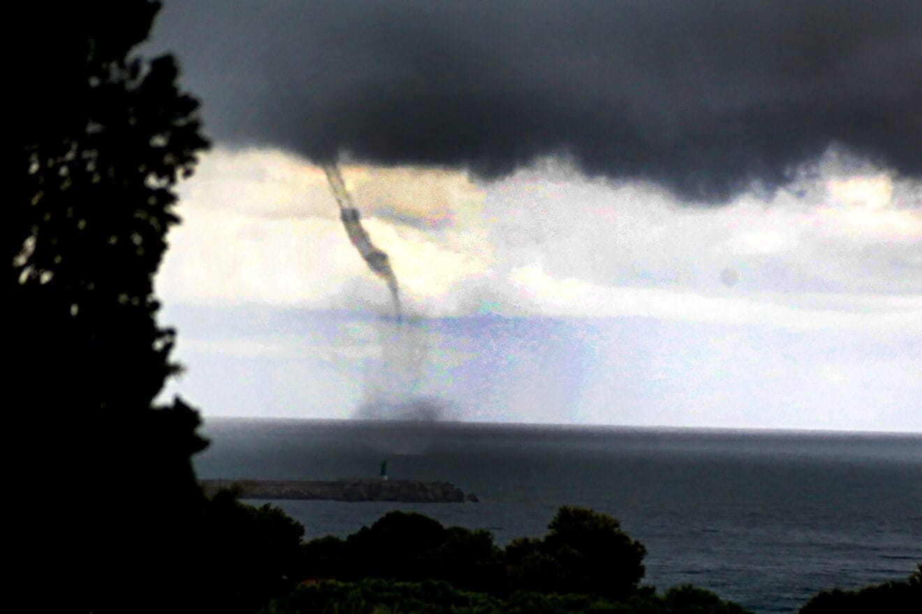 La manga acercándose a la bocana del puerto de Dénia