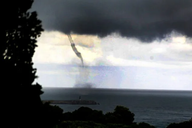 El mar se alza en Dénia: avistan una manga de agua muy cerca de la costa 2 Imagen: La manga acercándose a la bocana del puerto de Dénia