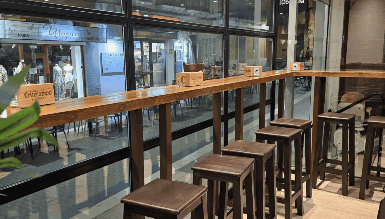 Madera, luz tenue y ese murmullo que solo tienen los sitios con alma