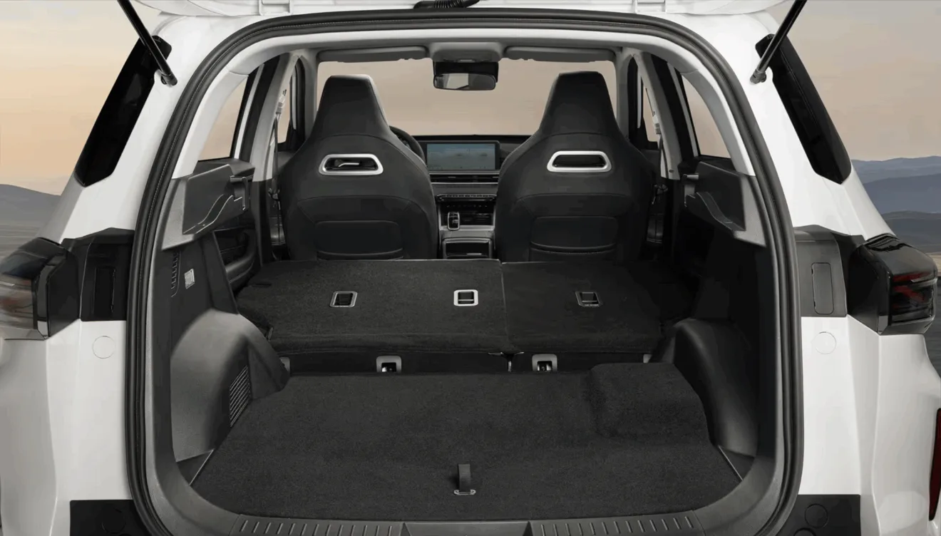 Maletero del EBRO S400 con capacidad amplia y soluciones prácticas para familias