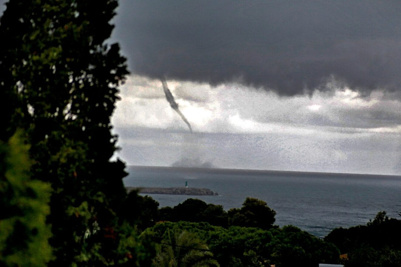 Manga de agua frente a la costa de Dénia