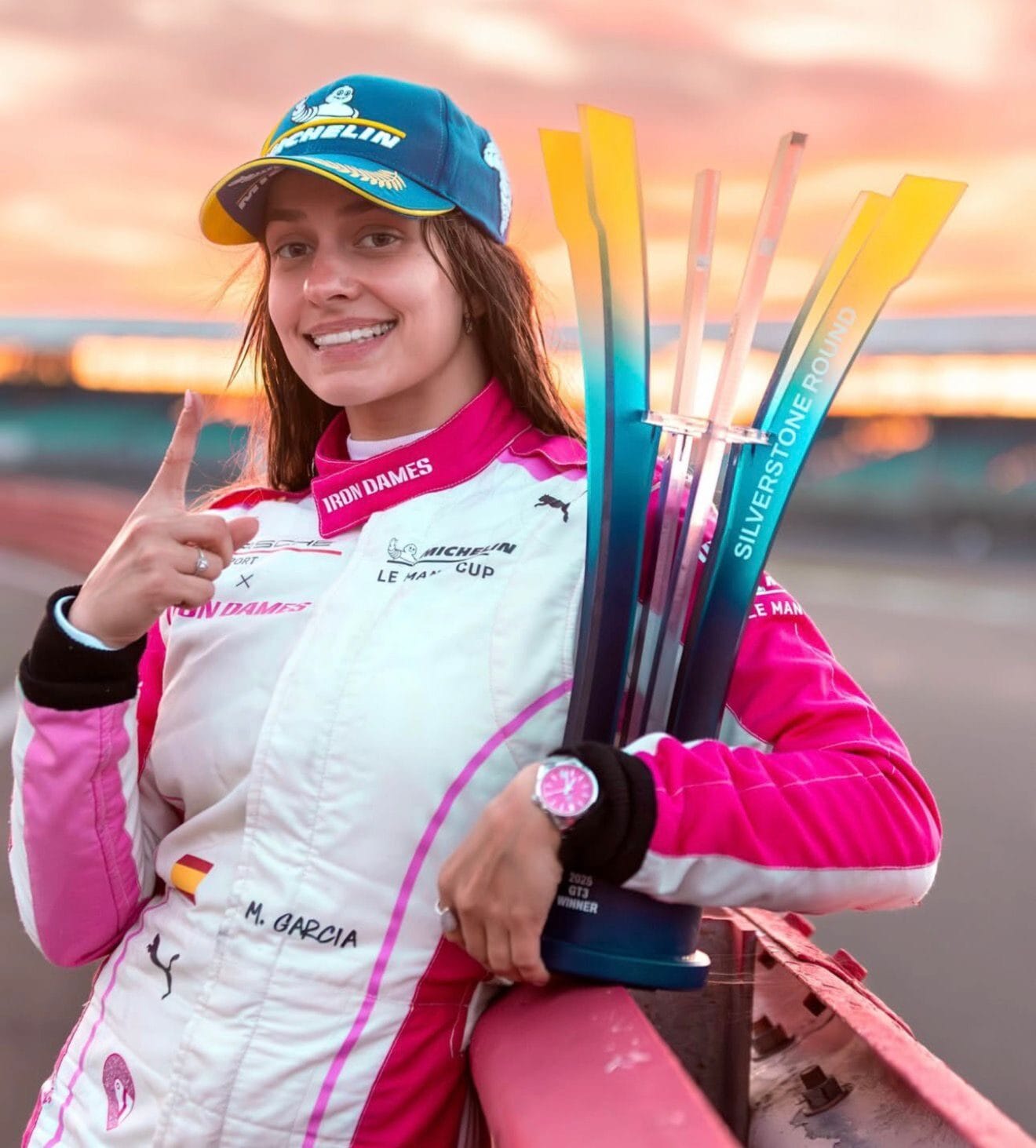Marta García junto a su trofeo