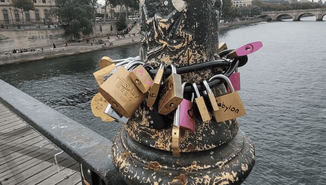 Momento en que los alumnos en París dejan un recuerdo de Babylon Escuela de Danza