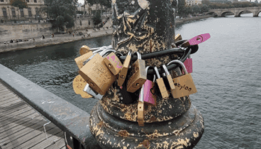 Momento en que los alumnos en París dejan un recuerdo de Babylon Escuela de Danza