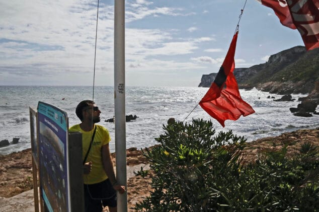 oleaje y bandera roja en las playas de denia