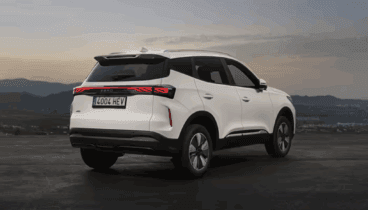 Parte trasera del EBRO S400 con líneas equilibradas y carácter SUV contemporáneo