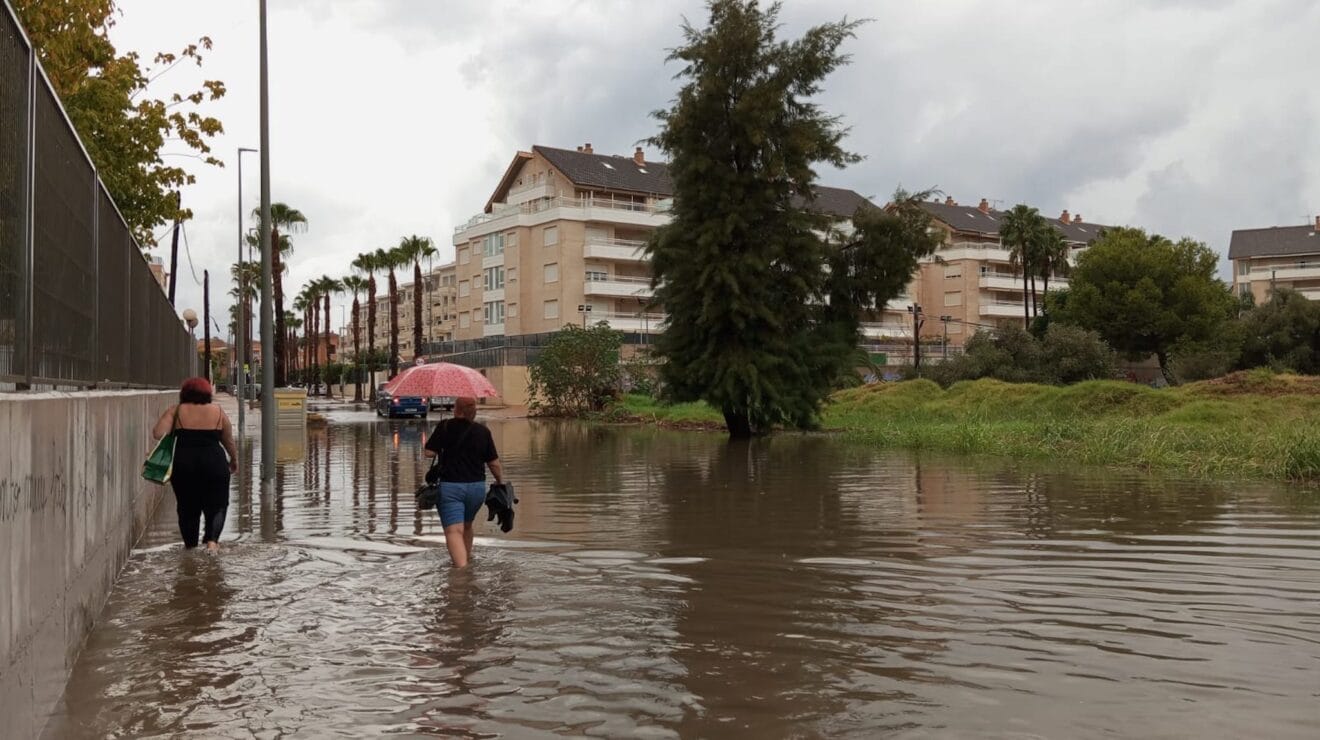 Paseando bajo la lluvia de Dénia junto a una carretera inundada