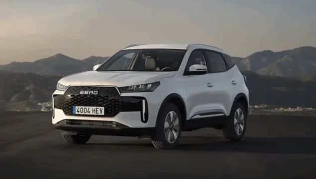 Imagen: Perfil lateral del EBRO S400 que destaca sus proporciones compactas y modernas