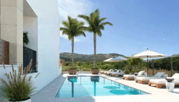 Piscina comunitaria rodeada de zonas verdes y ambiente relajado