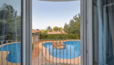 Piscina privada con forma de laguna y vistas al mar
