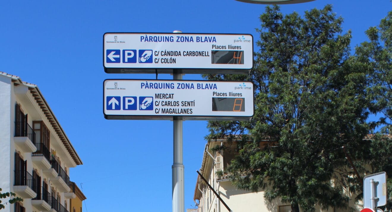Portada Javier Scotto y María José García junto al panel informativo de aparcamiento de Dénia