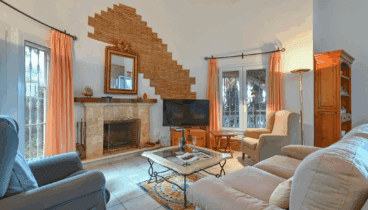 Salón con chimenea perfecto para relajarse en cualquier época