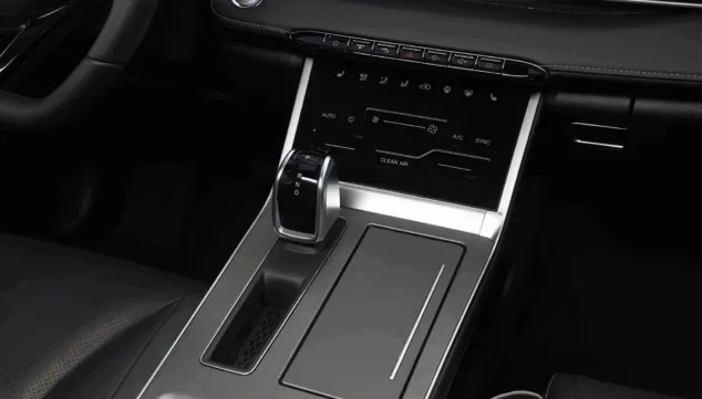 salpicadero del ebro s400 con sistema multimedia avanzado y controles intuitivos