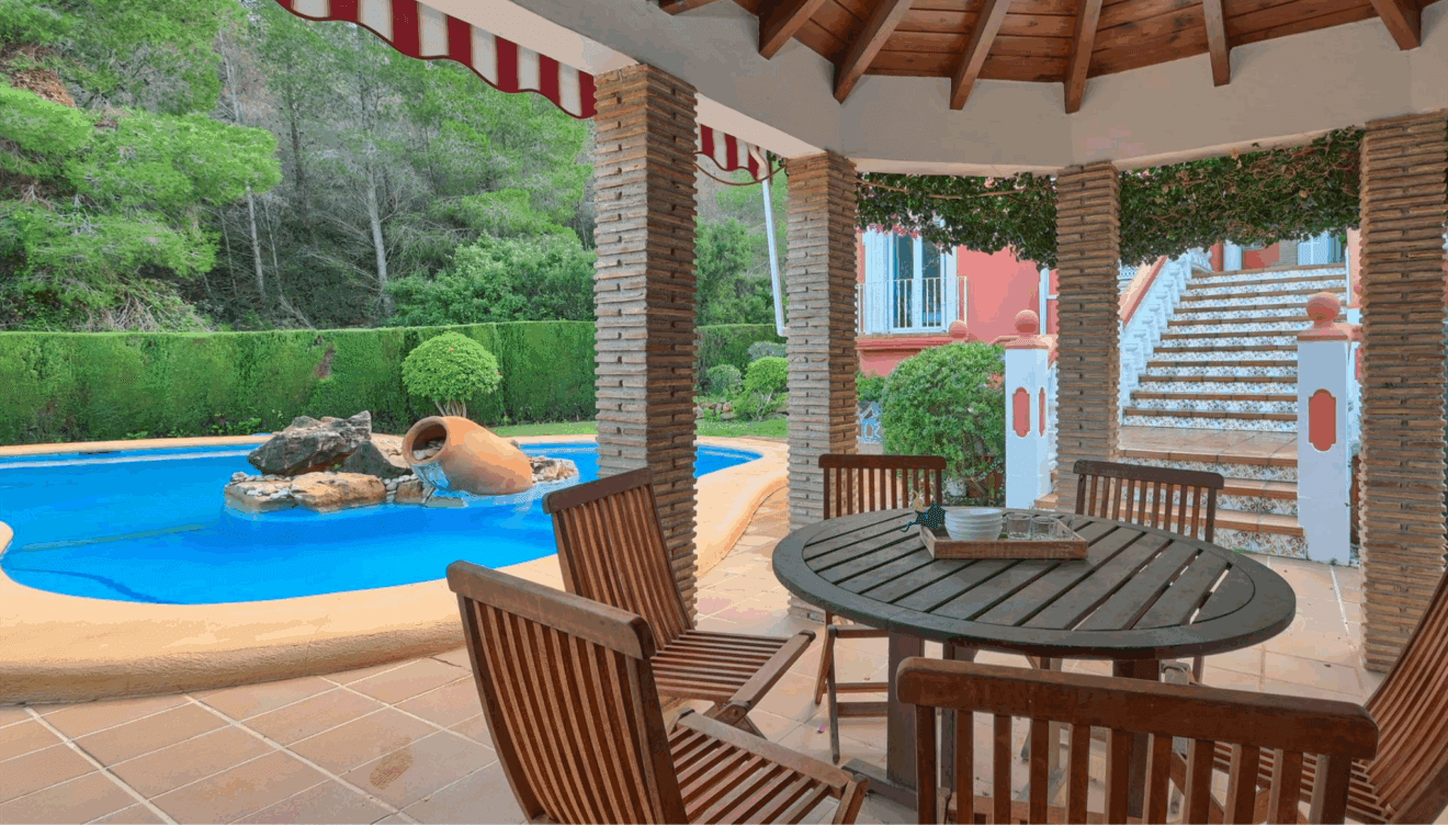 Terraza cubierta con zona de relax y vistas panorámicas