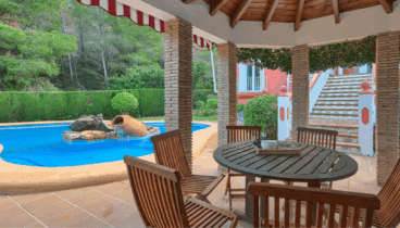Terraza cubierta con zona de relax y vistas panorámicas