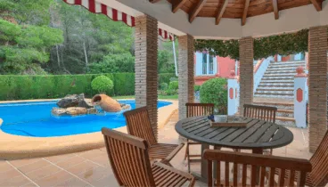 Terraza cubierta con zona de relax y vistas panorámicas