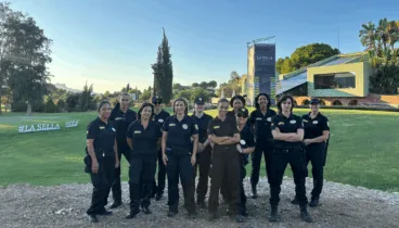 un equipo femenino de ses seguridad garantiza la seguridad del la sella open