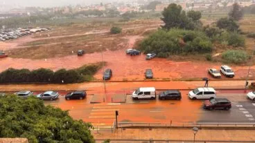 un rio de barro se desborda cubriendo la avenida joan fuster de denia