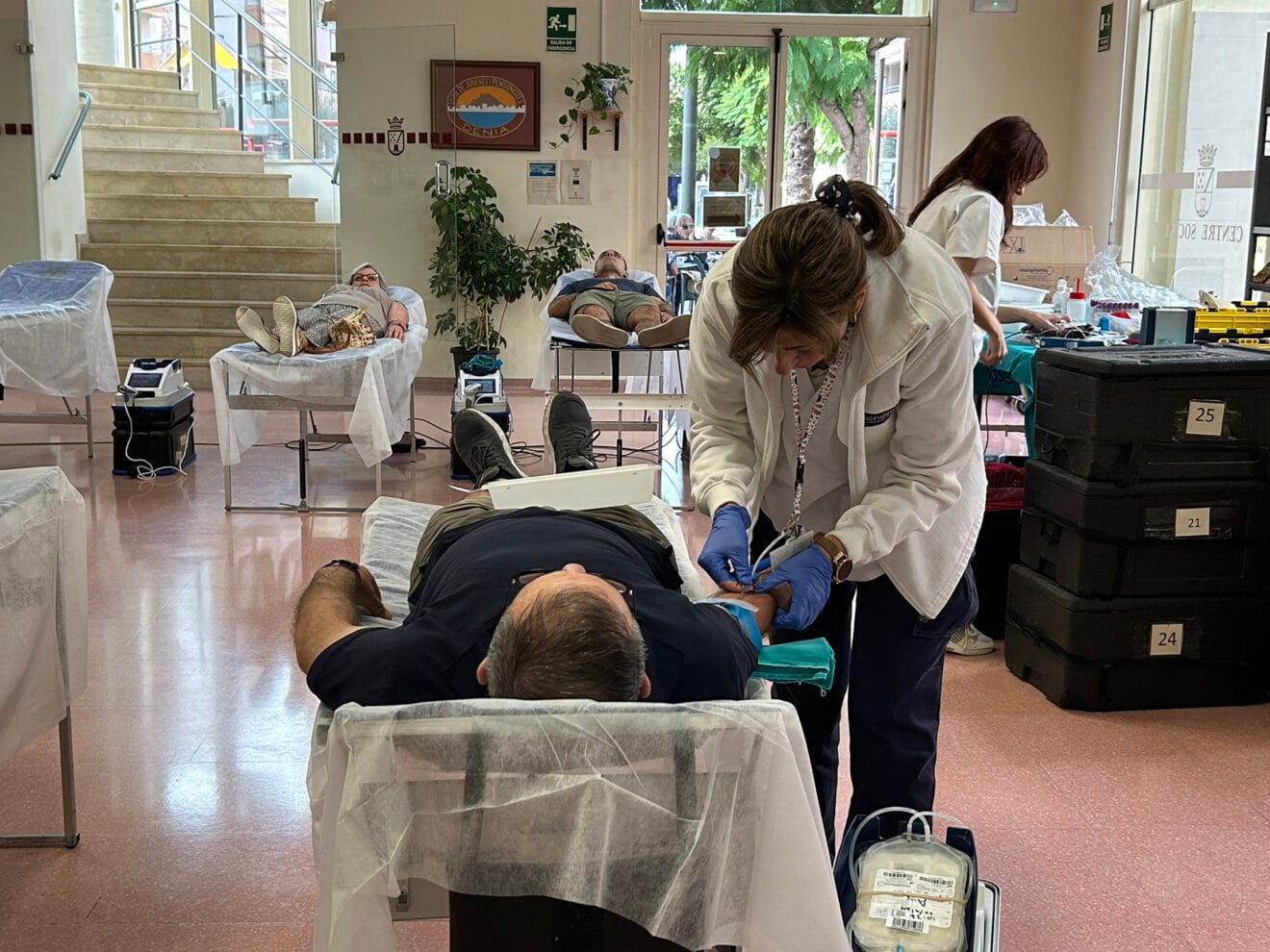 Vecinos donando sangre en el Centre Social