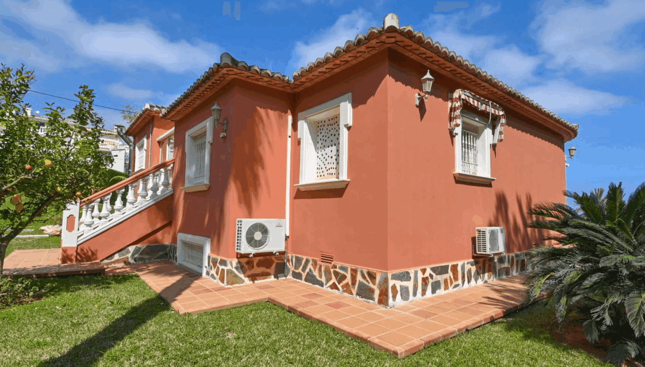 Vista exterior de la villa con jardines y terrazas