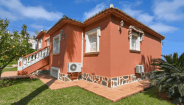 Vista exterior de la villa con jardines y terrazas