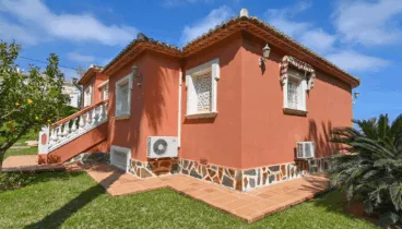 Vista exterior de la villa con jardines y terrazas