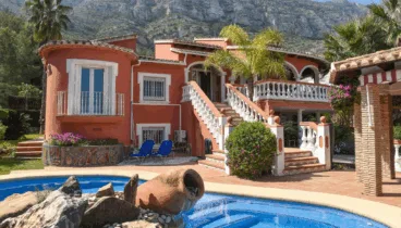 Zona de piscina ideal para disfrutar del sol y la tranquilidad