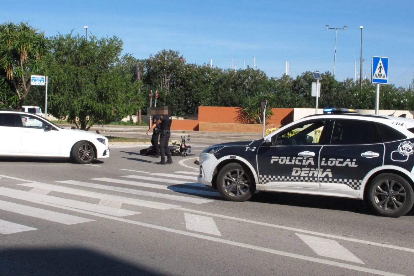 Accidente entre coche y motorista en Dénia