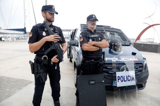 agentes de la policia nacional en el puerto de denia