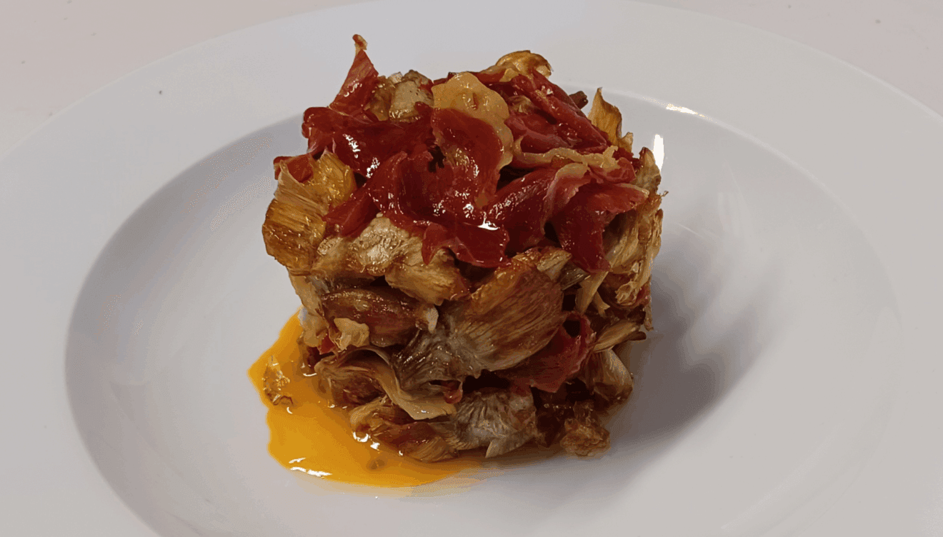 Alcachofas crujientes con jamón y huevo poché