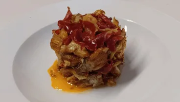 Alcachofas crujientes con jamón y huevo poché