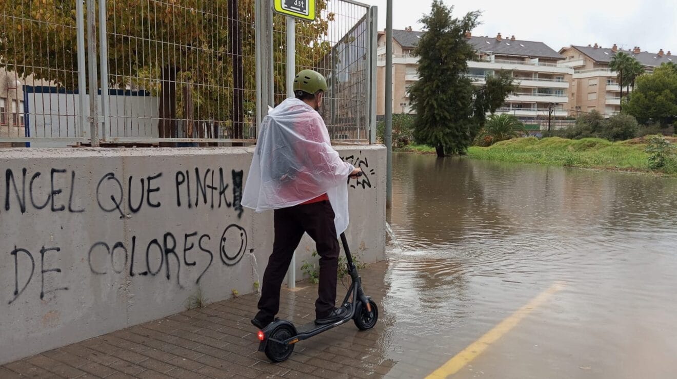 Alumno aliendo de un instituto anegado de Dénia