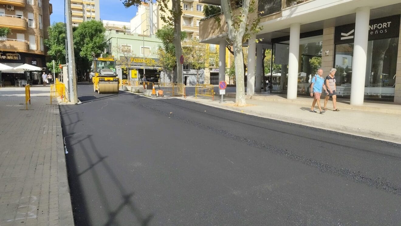 Asfalto interrumpiendo el paso peatonal de La Vía