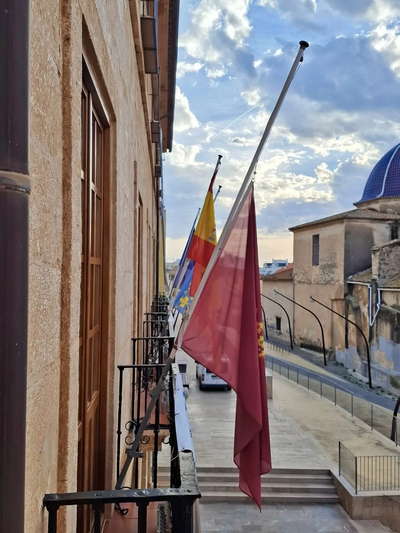 Banderas a media asta en Dénia en recuerdo de las víctimas de la dana
