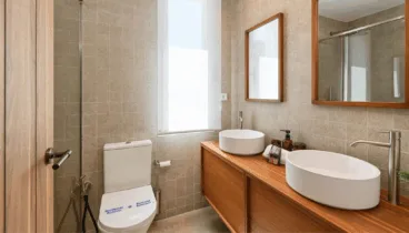 Baño completo con acabados de diseño y luz natural