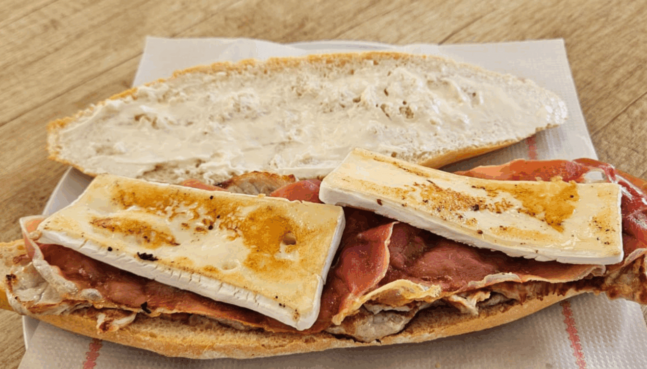 Carne, bacon y queso brie