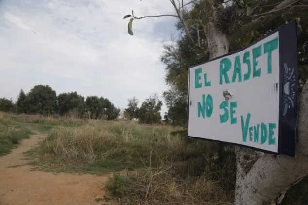 cartel contra la instalacion del centro de ocio y hosteleria junto a la playa de denia