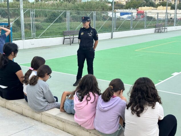 Imagen: Charla de Aranzazu Cabanes, policía local y jugadora de fútbol femenino