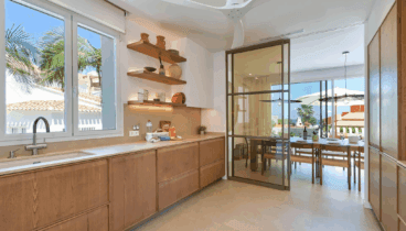 Cocina moderna totalmente equipada junto al comedor