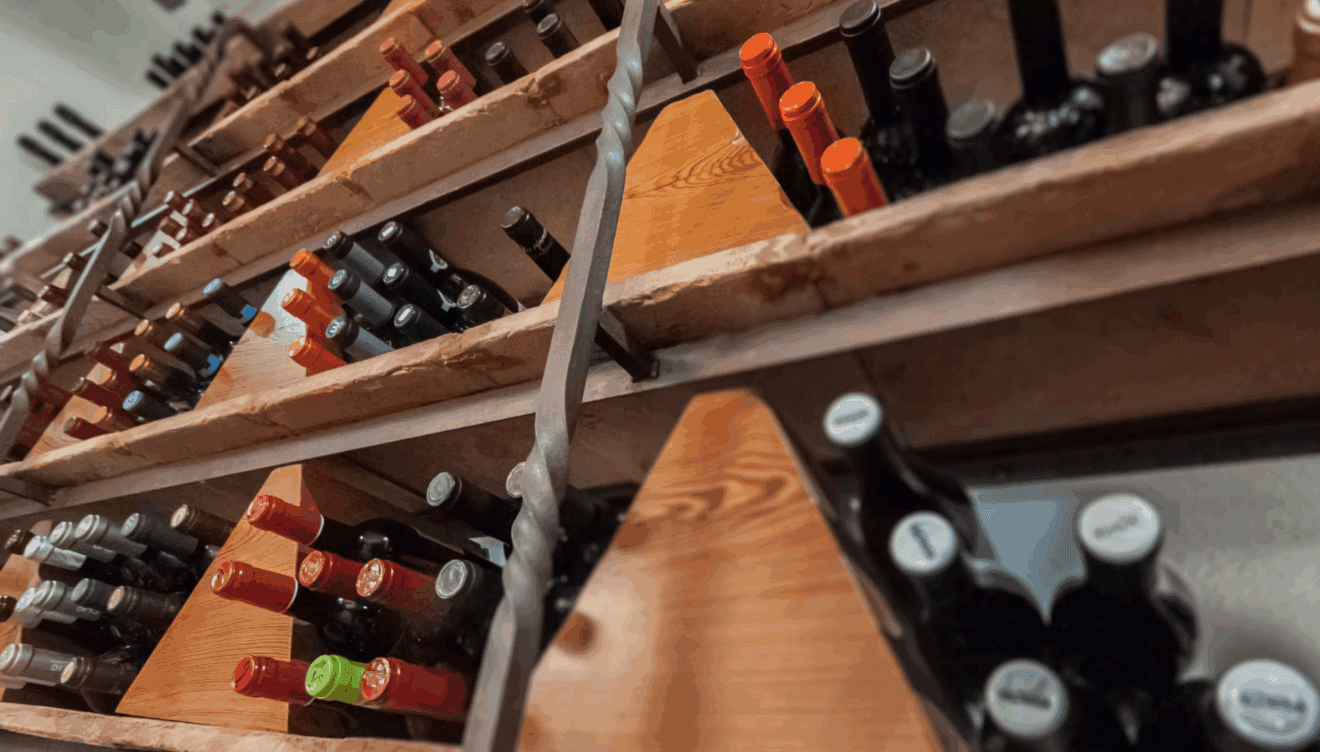 Cuidada selección de vinos y cavas nacionales e internacionales