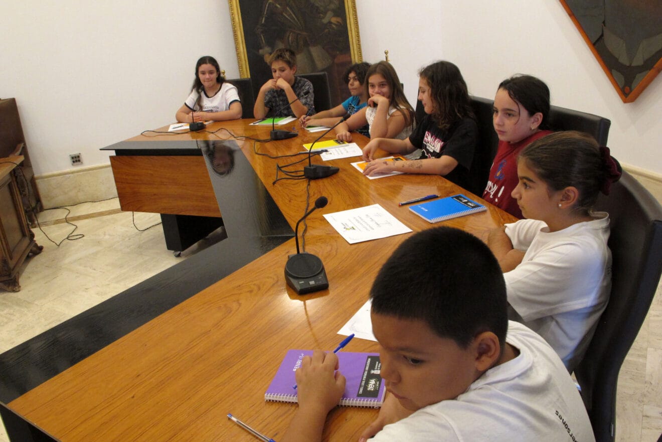 Jóvenes que forman el Consell de Infancia y Adolescencia de Dénia
